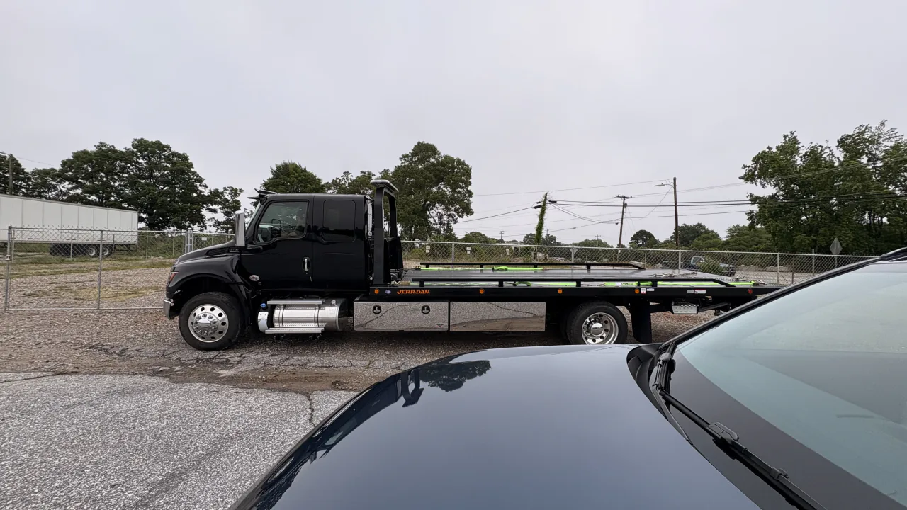 HK Towing flatbed truck